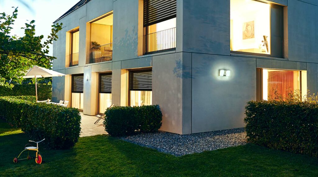 Beleuchtetes Haus mit großen Fenstern tagsüber